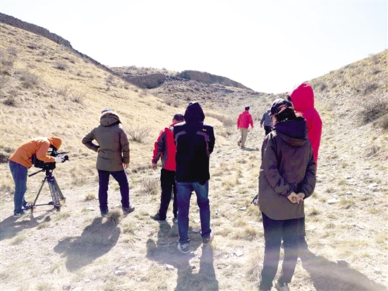 双语君丨CCTV explores the Great Wall in Baotou