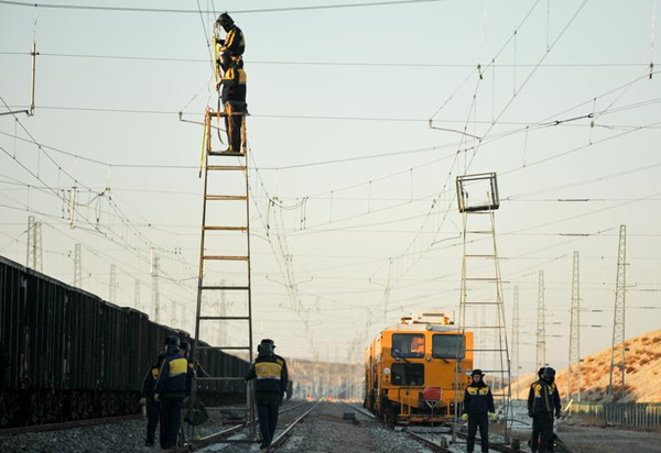 Railway workers undertake maintenance in Baotou
