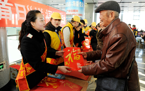 Volunteers brace for Spring Festival travel rush