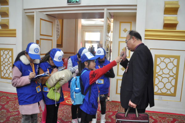 Young Xinhua journalists interview CPPCC members