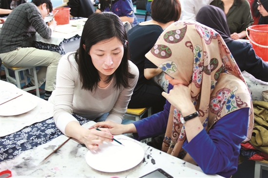 Foreign students get a glimpse of Chinese art forms
