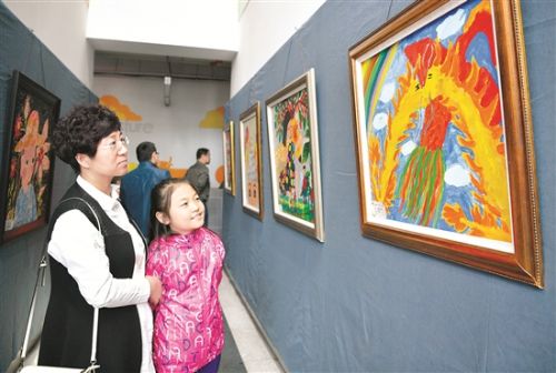 Senior high school student holds art exhibition