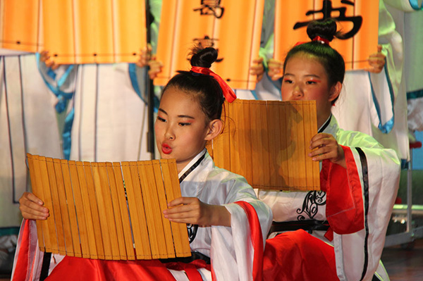 Baotou students embrace Chinese classics