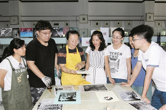 Baotou popularizes the art of printmaking