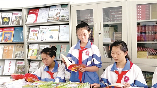 Baotou teenagers receive donated books