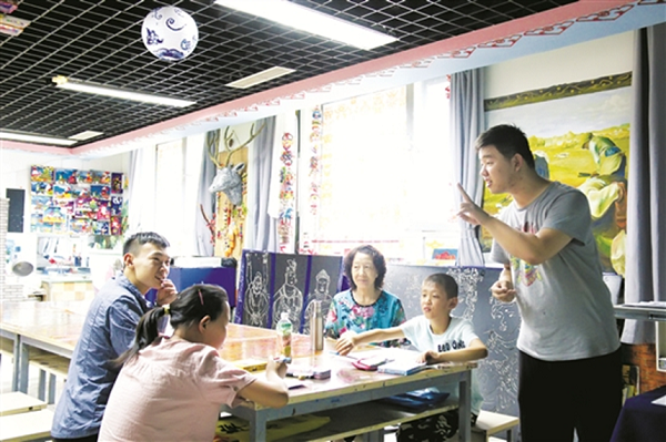 Baotou children enjoy break from classroom