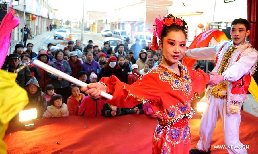 Tranditional dance in N China's Inner Mongolia for Spring Festival