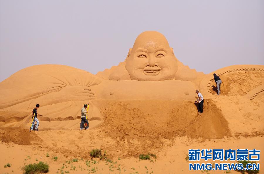 Artists create giant sand sculpture in Inner Mongolia