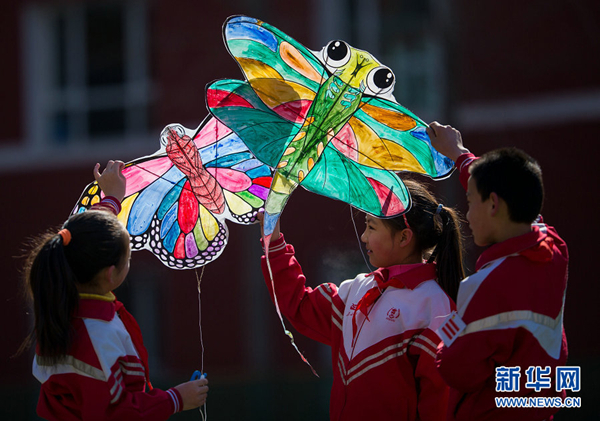Inner Mongolia primary school kite flying activity for spring