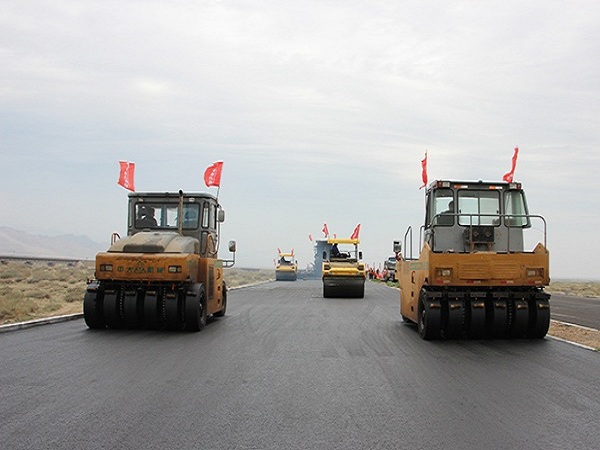 World’s longest desert highway paved across Inner Mongolia