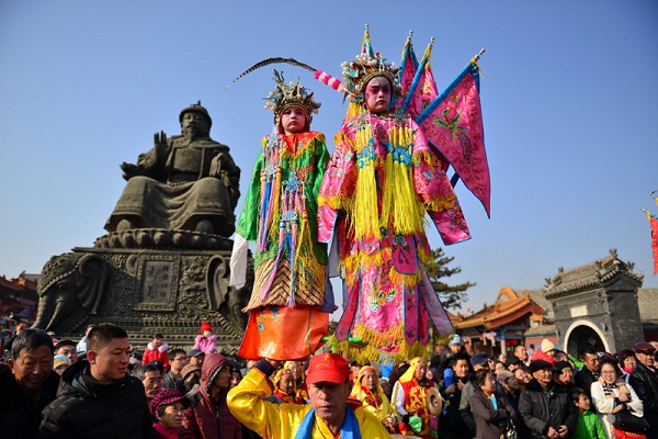 Folk gala celebrates Year of Rooster