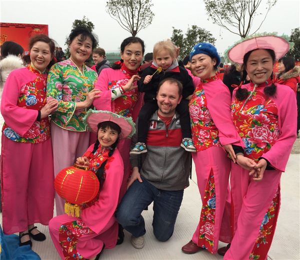 Wuxi: locals and foreigners celebrate Lantern Festival