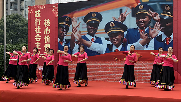 Traditional arts ignite holiday spirit in Wuxi