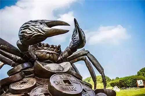 Crab sculptures inside Bajie Garden