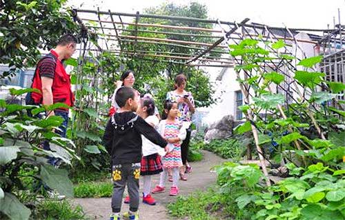 Families visit Dianshan Lake for Duanwu Festival