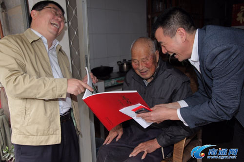 Volunteers visit centenarians in Nantong development zone