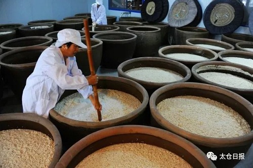 85s man inherits traditional yellow rice wine making