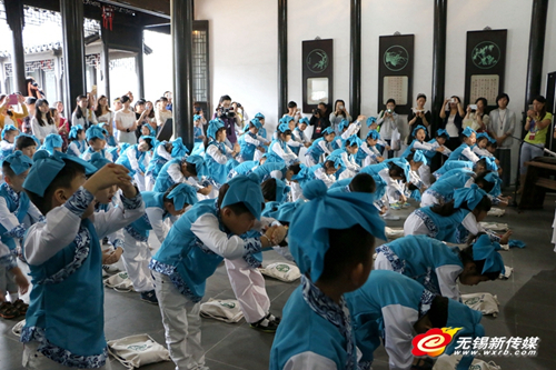 Wuxi holds Chinese-style class for fresh primary school students
