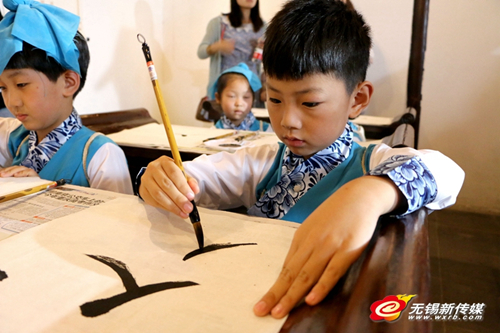 Wuxi holds Chinese-style class for fresh primary school students