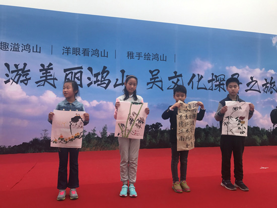 Children and foreigners have spring outing in Hongshan