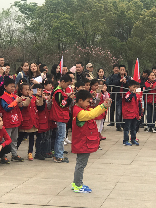 Children and foreigners have spring outing in Hongshan