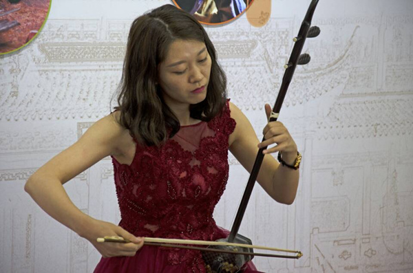 Shanghai Pudong Airport hosts Meicun erhu exhibition