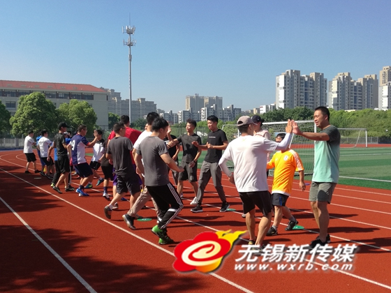 cer textbook teaches Wuxi students to dribble li