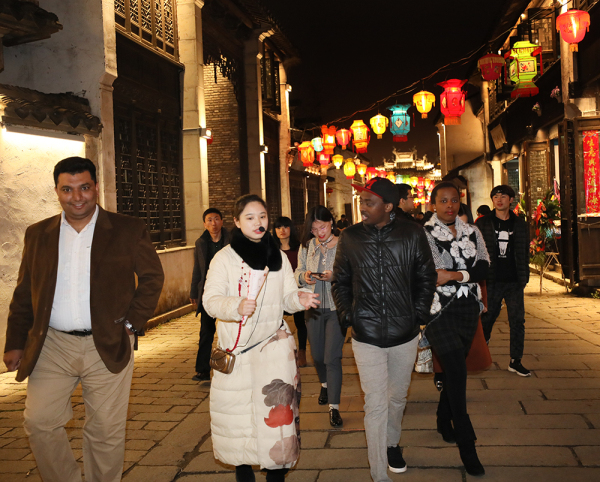 Expats joined locals celebrating Lantern Festival in Wuxi