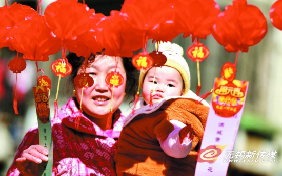Wuxi locals enjoy festive Lantern Festival