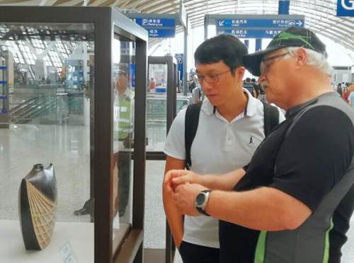 Pudong airport passengers experience Yixing tea culture