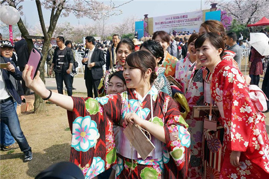 Sino-Japanese friendship to blossom in springtime