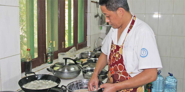 Wuxi chef helps doctors feel at home in Zanzibar