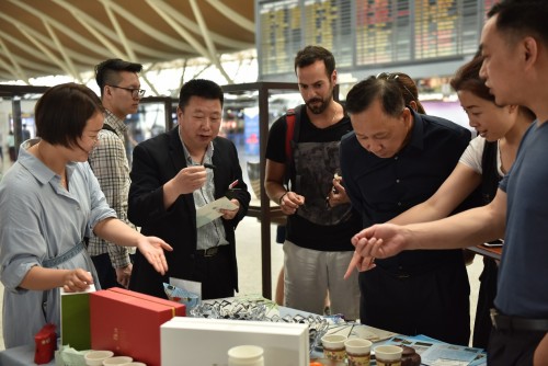 Pudong airport passengers experience Yixing tea culture