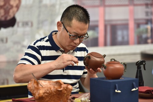 Pudong airport passengers experience Yixing tea culture