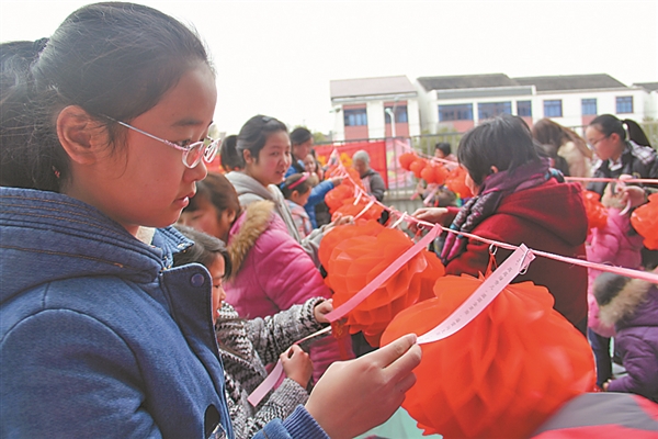 Zhangjiagang communities send festival care