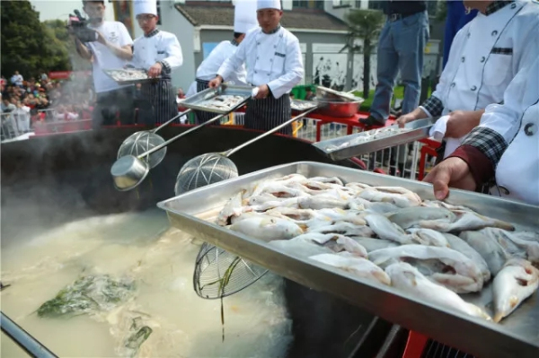 Yonglian town hosts Zhangjiang freshwater fish festival
