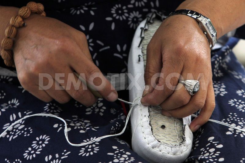 Guo's traditional fabric shoe crafting
