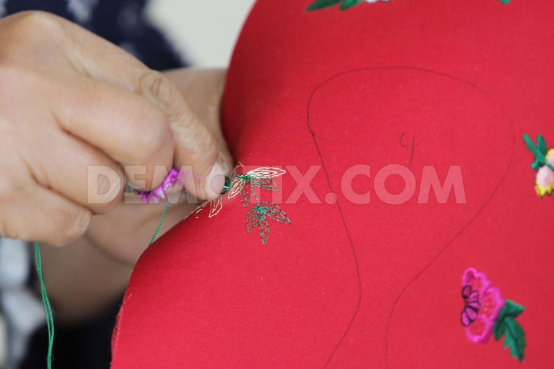 Guo's traditional fabric shoe crafting