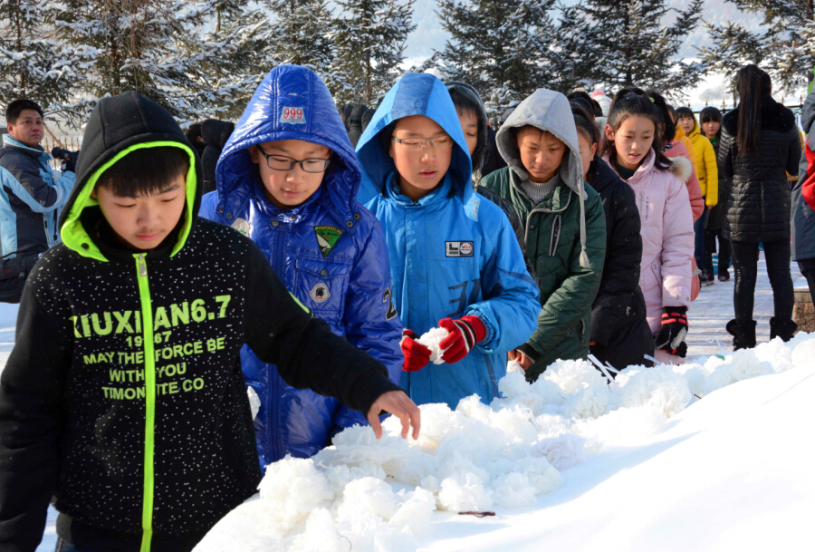 Jilin students pay their tributes to war dead