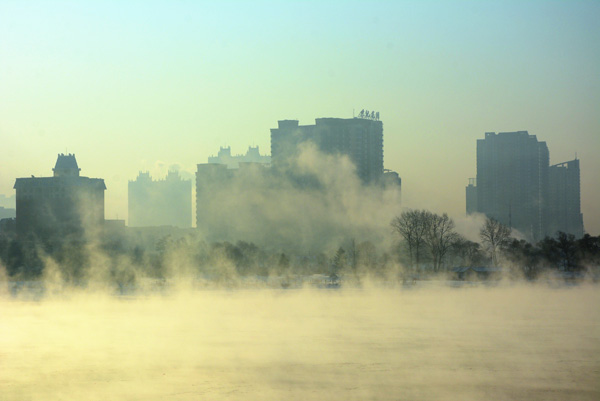 Jilin City: Heavy fog envelops Songhua River