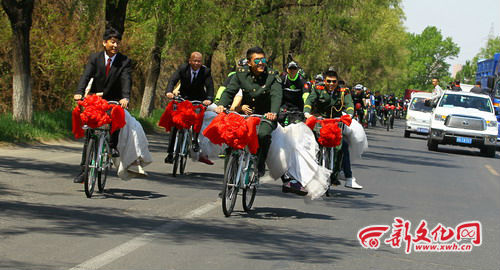 Couples bike to their wedding for a greener NE China