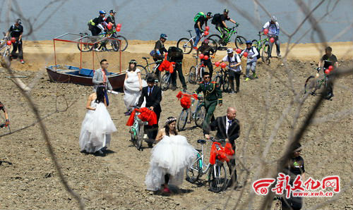 Couples bike to their wedding for a greener NE China