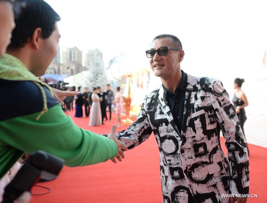 Stars shine at red carpet of 24th China Golden Rooster and Hundred Flowers Film Festival
