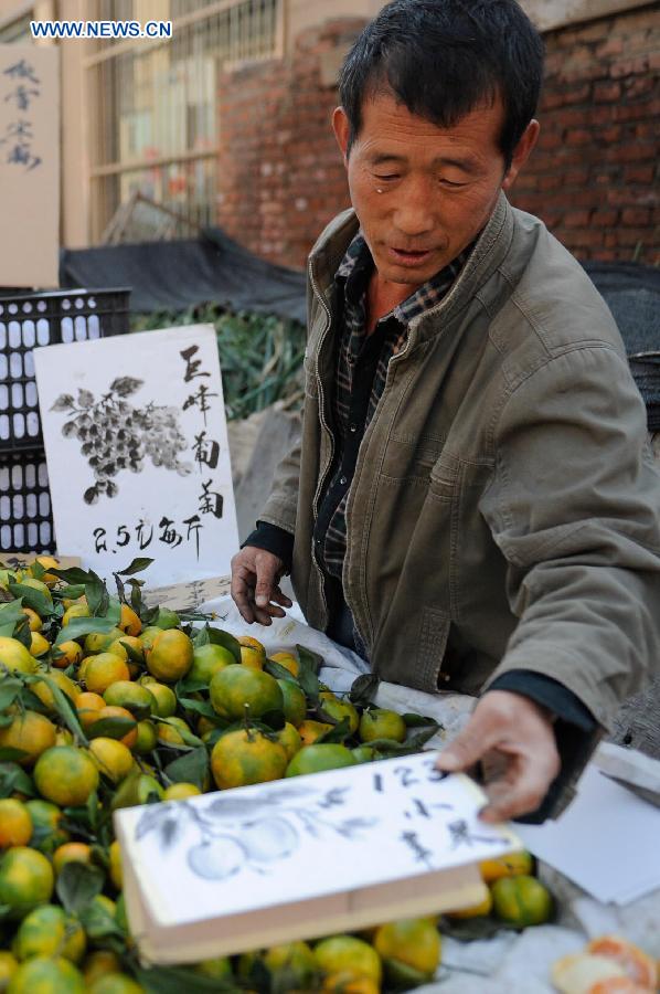 Fruit peddler displays paintings to attract customers, NE China