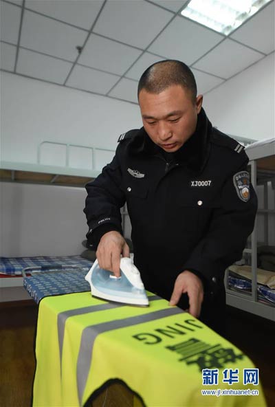 NE China police sticks to the job on a freezing cold day