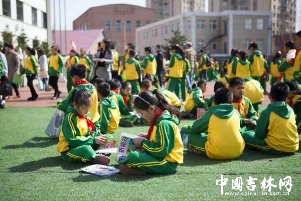 NE China school book fair brings a ray of joy to kids