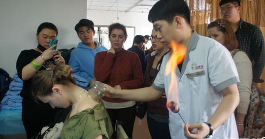 Traditional Chinese medicine therapy amazes overseas students