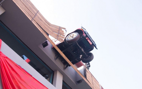 Auto-theme restaurant in Jilin puzzles passers-by