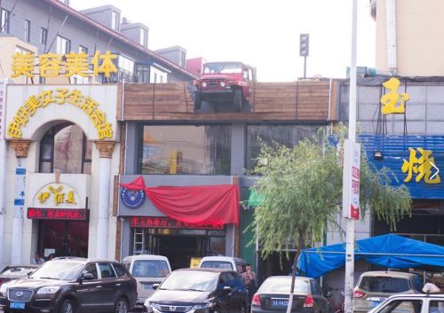 Auto-theme restaurant in Jilin puzzles passers-by