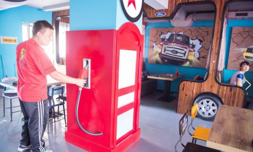 Auto-theme restaurant in Jilin puzzles passers-by